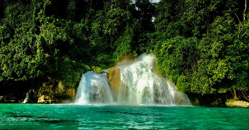 Waterfall Triton Bay - Indonesia - Dewi Nusantara Liveaboard